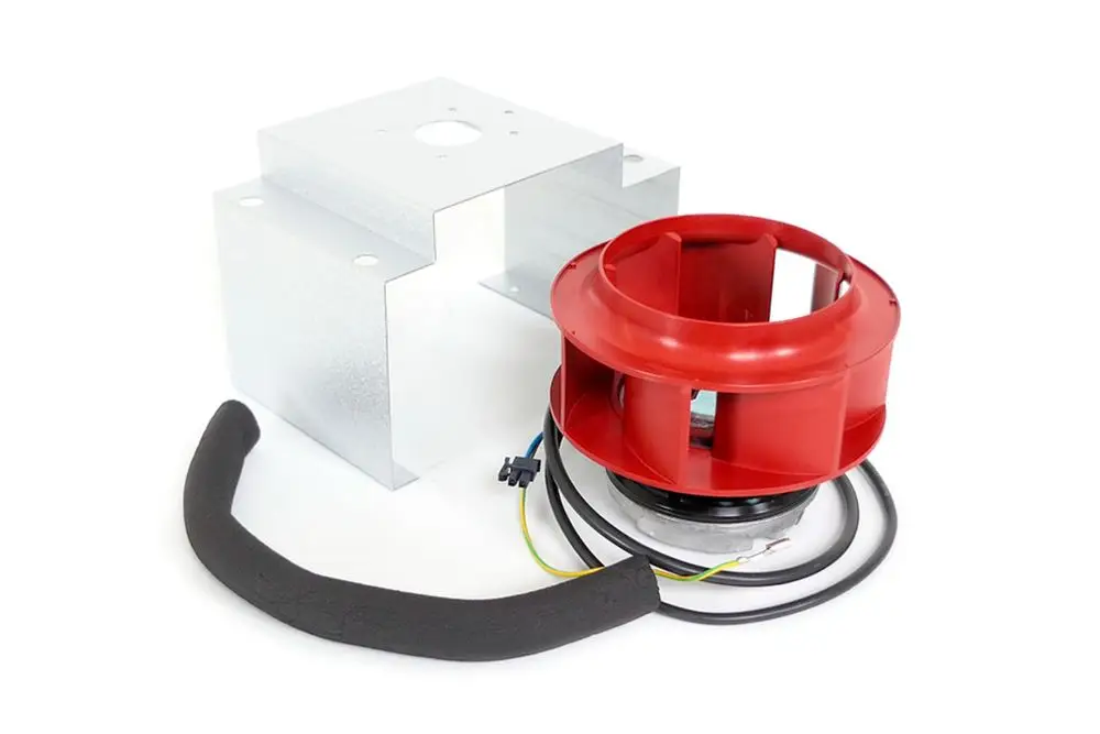 Fränkische Ersatz-Ventilator in Rot, kombiniert mit einem silbernen Montagerahmen und Kabeln. Geeignet für spezifische Anwendungen in Heizsystemen.